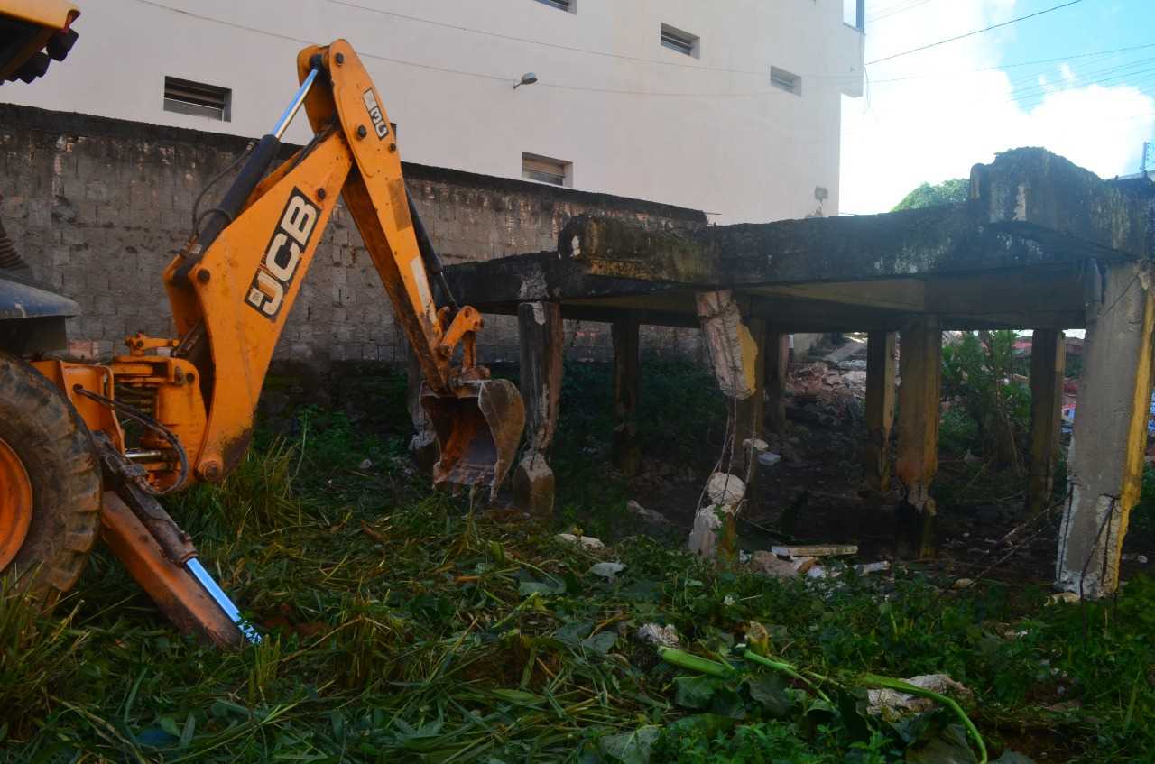 Camacã: Prefeitura derruba muro da rua Carlos Gomes para nova via de acesso
